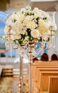 Bérelhető magas gyertyatartó kristály girlanddal esküvőre