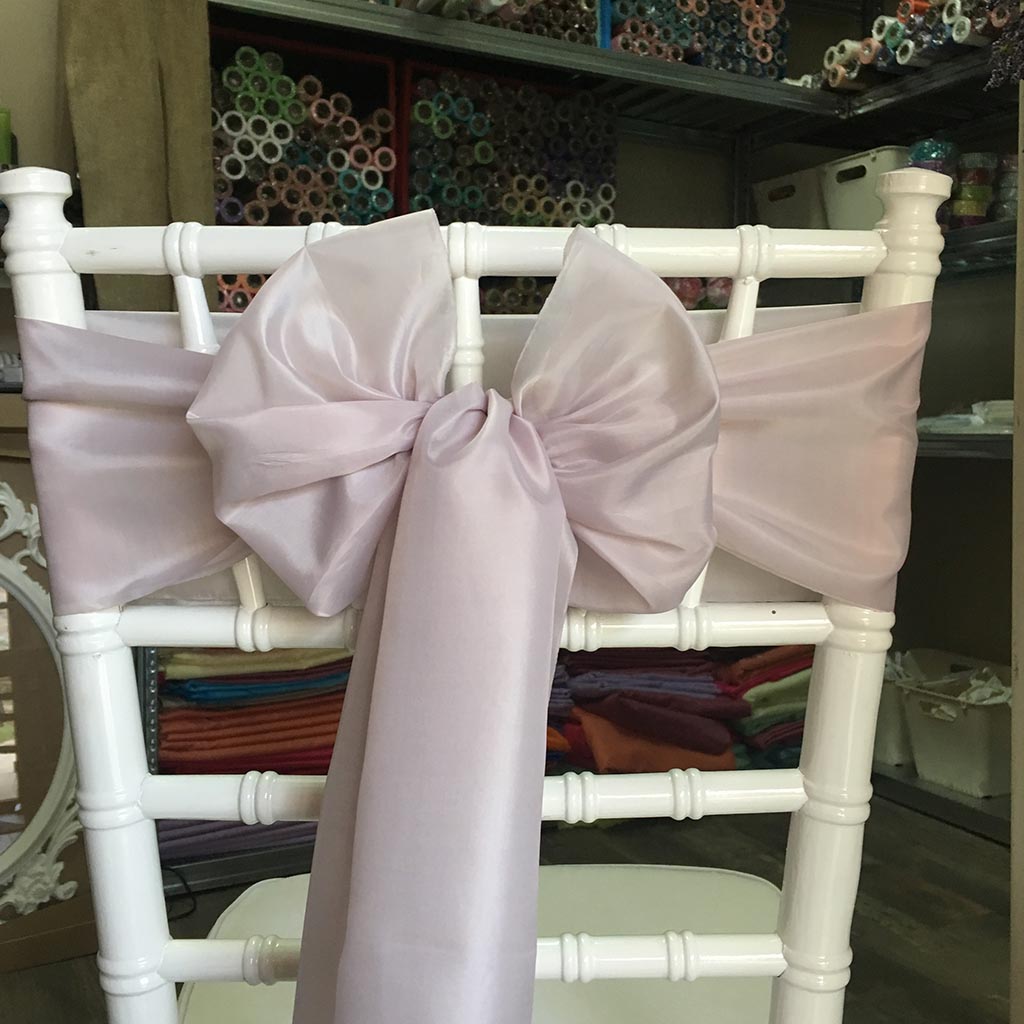 Világos taupe színű bérelhető selyem masni székszoknyához esküvőre