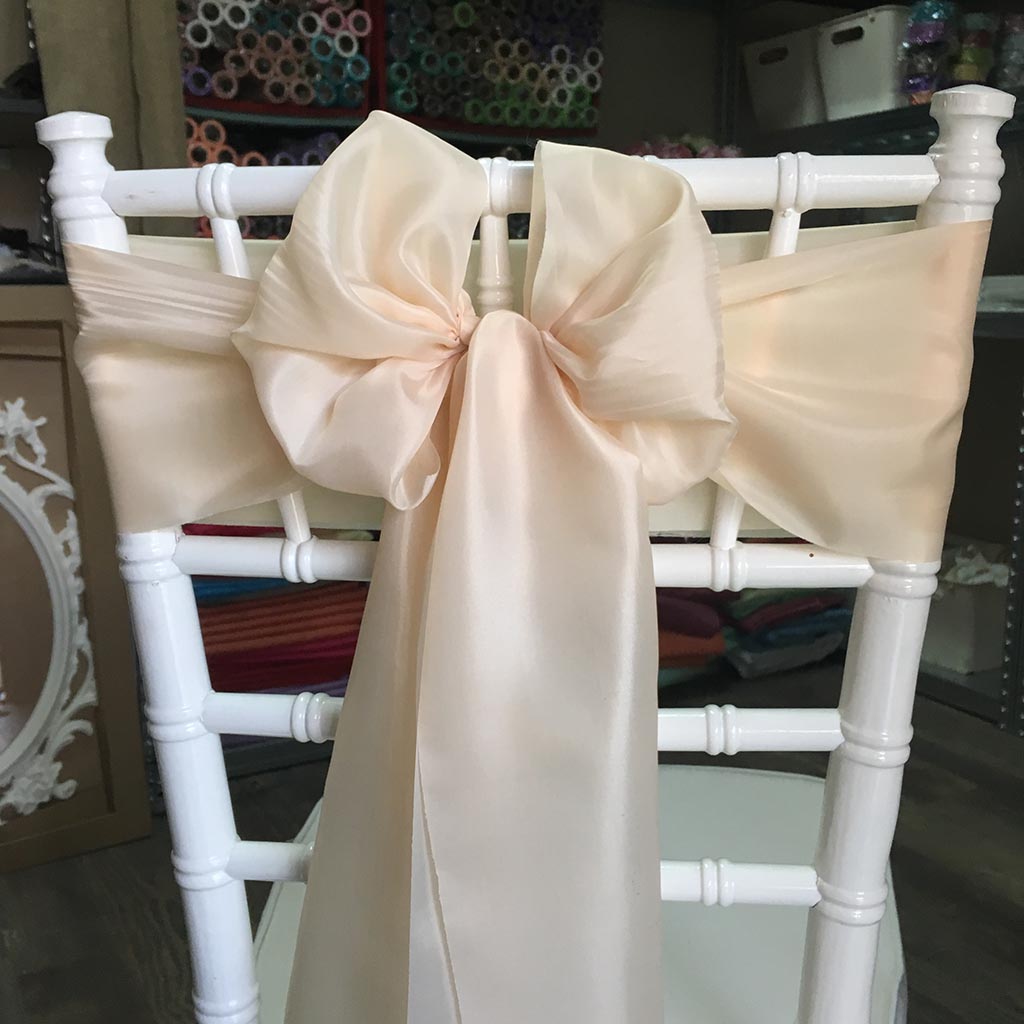 Krém színű bérelhető selyem masni székszoknyához esküvőre