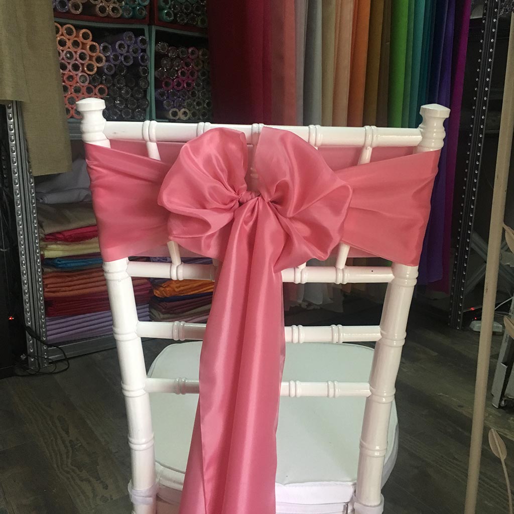 Vintage rózsaszín színű bérelhető selyem masni székszoknyához esküvőre