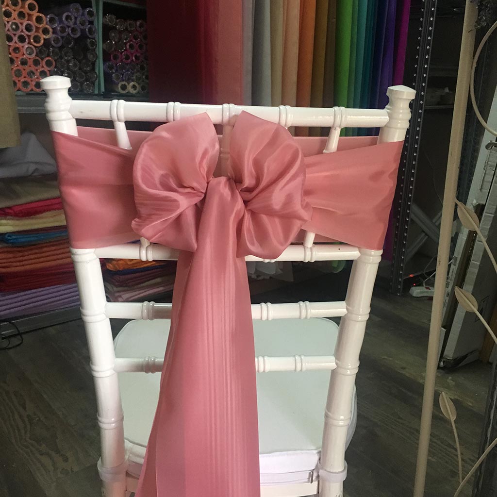 Rózsapúderszín színű bérelhető selyem masni székszoknyához esküvőre