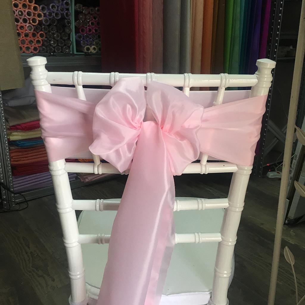 Babarózsaszín színű bérelhető selyem masni székszoknyához esküvőre