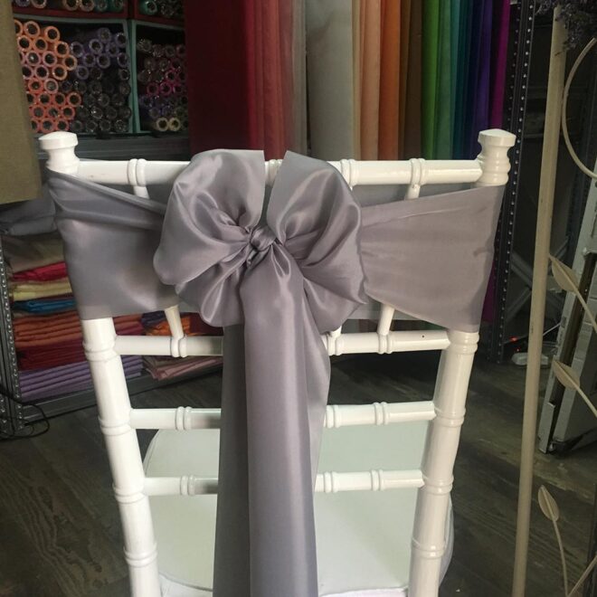Ezüstszürke színű bérelhető selyem masni székszoknyához esküvőre