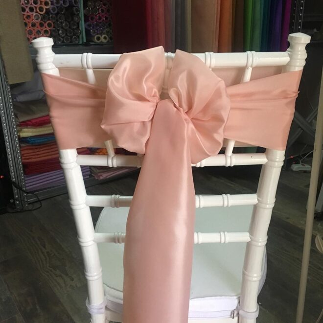 Púderszín színű bérelhető selyem masni székszoknyához esküvőre
