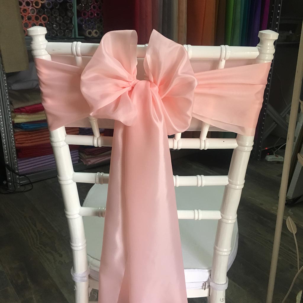 Barackrózsaszín színű bérelhető selyem masni székszoknyához esküvőre
