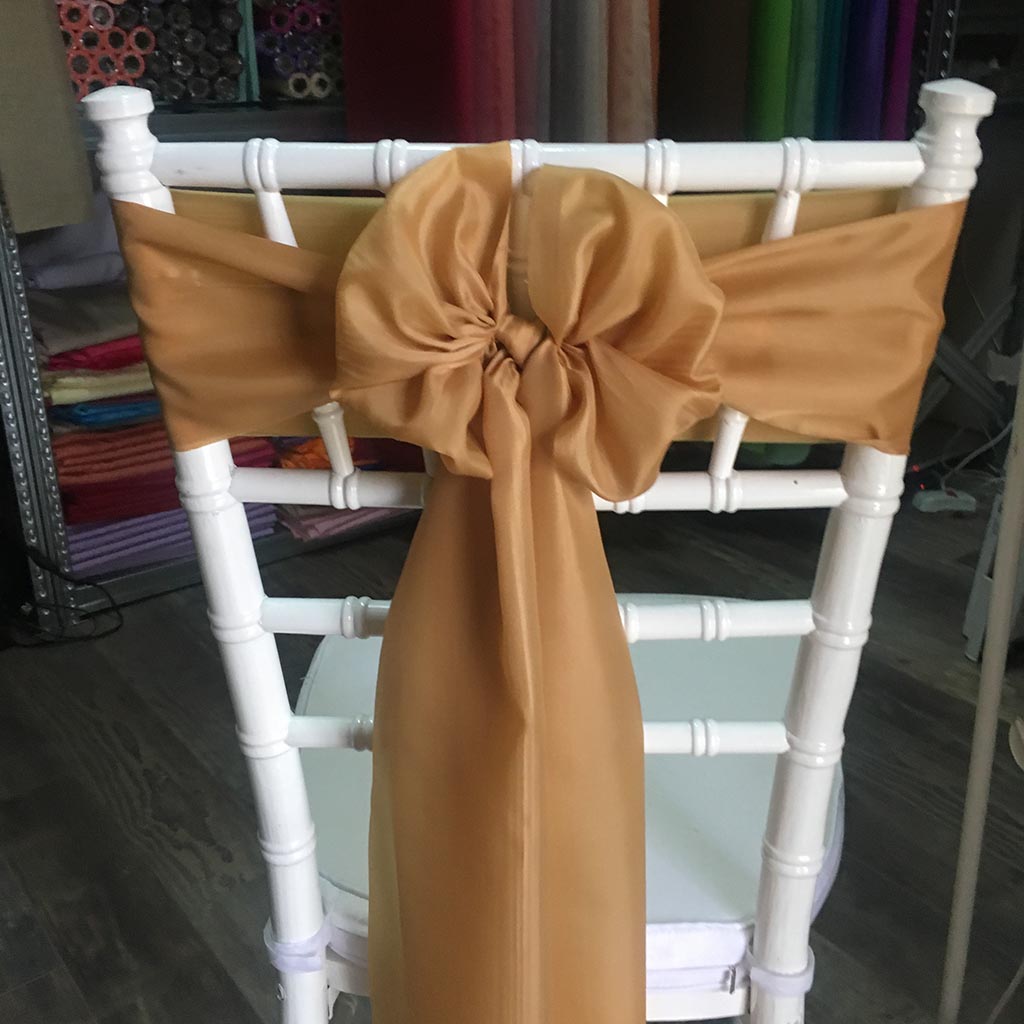 Arany színű bérelhető selyem masni székszoknyához esküvőre