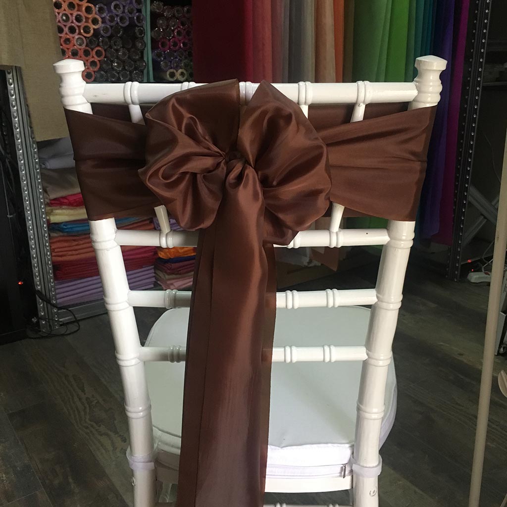 Csokibarna színű bérelhető selyem masni székszoknyához esküvőre