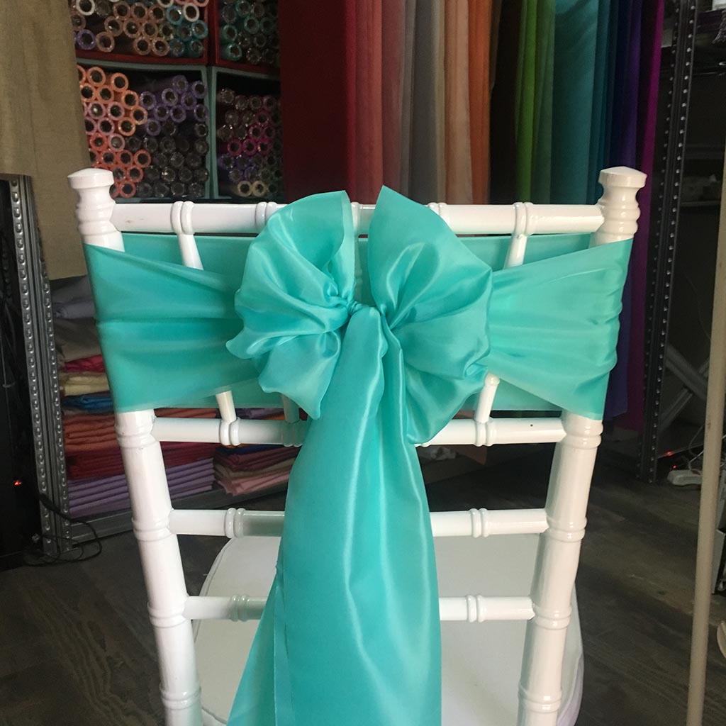 Mentazöld színű bérelhető selyem masni székszoknyához esküvőre