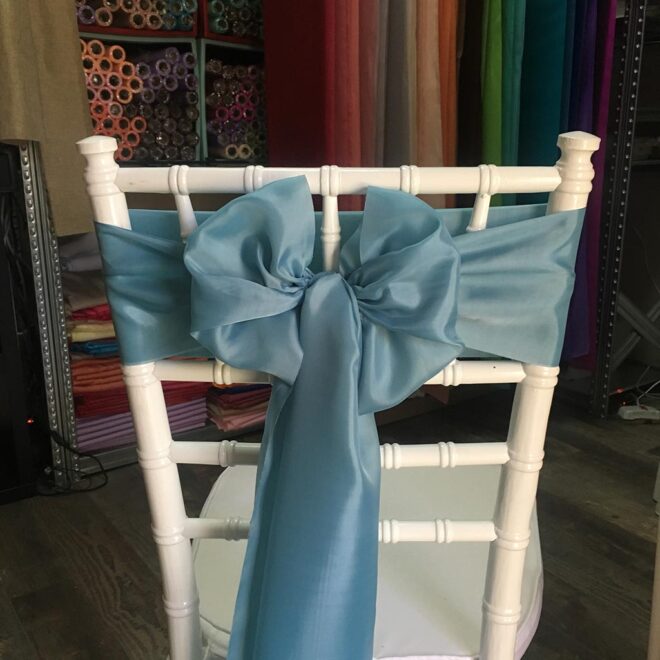 Viktóriánus kék színű bérelhető selyem masni székszoknyához esküvőre