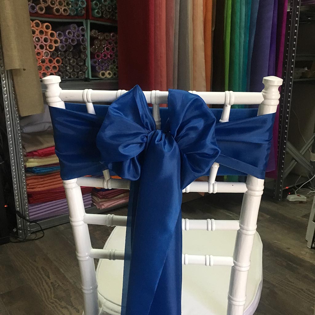 Tengerészkék színű bérelhető selyem masni székszoknyához esküvőre