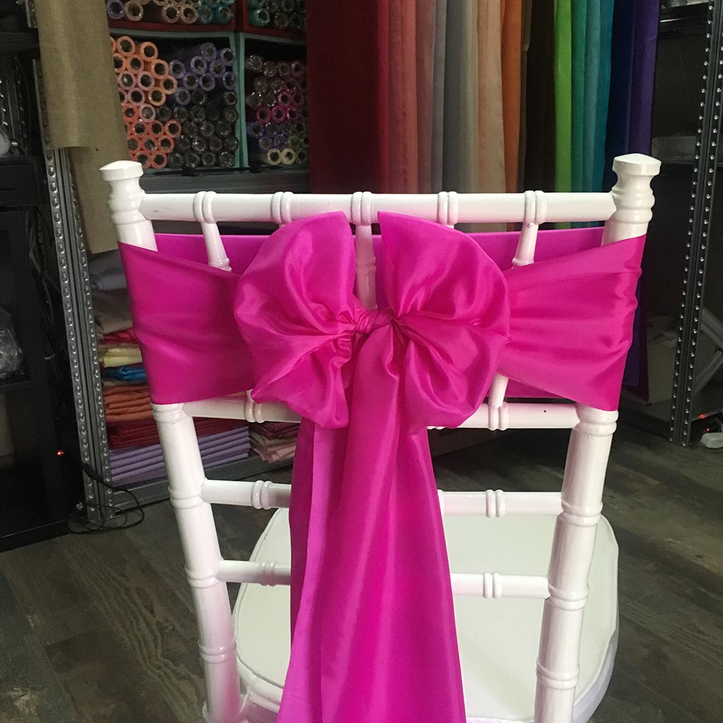 Ciklámen színű bérelhető selyem masni székszoknyához esküvőre
