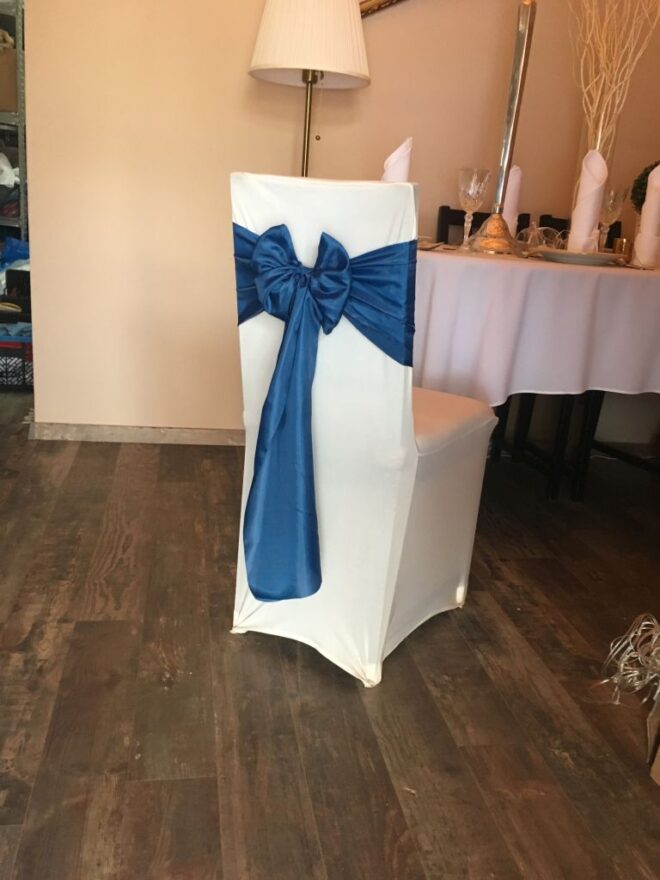 Bérelhető spandex székszoknya tengerész kék masnival esküvőre