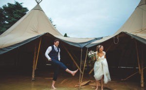 Read more about the article 3 pár, akik nem engedték, hogy az időjárás tönkretegye az esküvőjüket