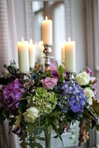 Virággal díszített 5 ágú gyertyatartó esküvőre