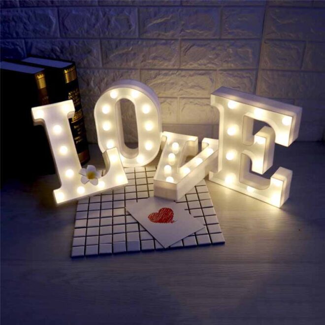 Bérelhető elemes led Love felirat asztalra