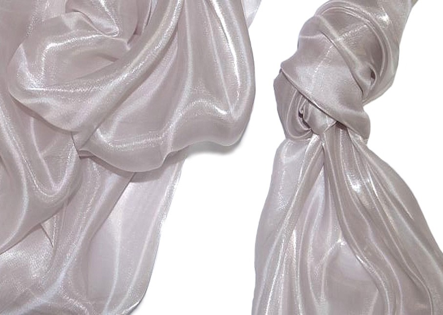 Bérelhető szatén-organza anyag világos taupe színben