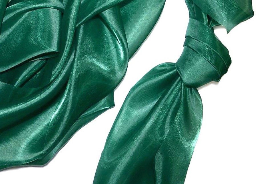 Méretre vágható szatén-organza anyag smaragdzöld színben