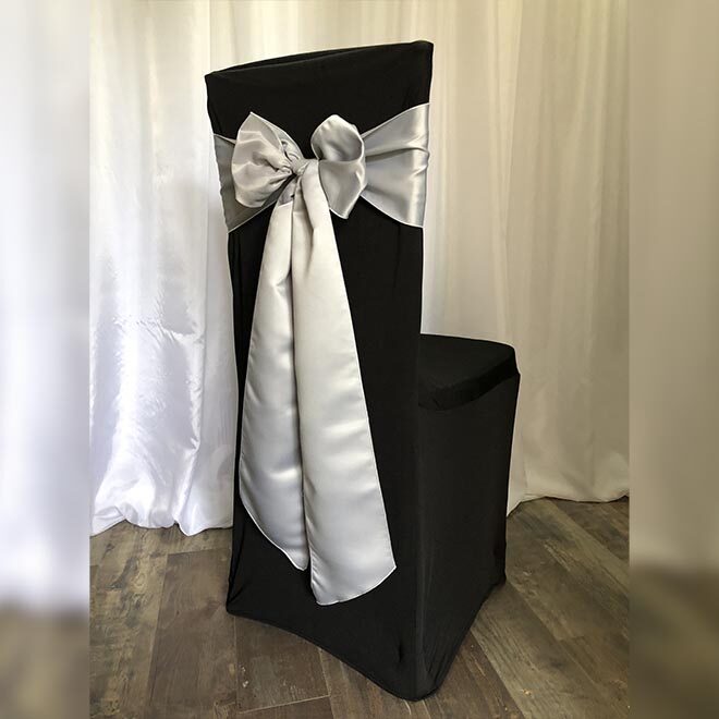Ezüst szatén-selyem masnival bérelhető fekete spandex székszoknyával