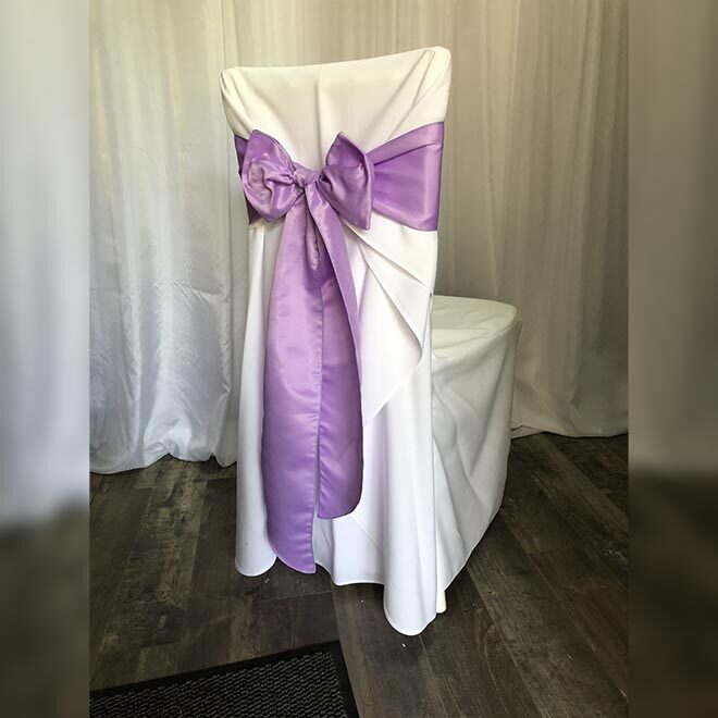 Levendula lila szatén-selyem masnival bérelhető félig szabott székszoknyával