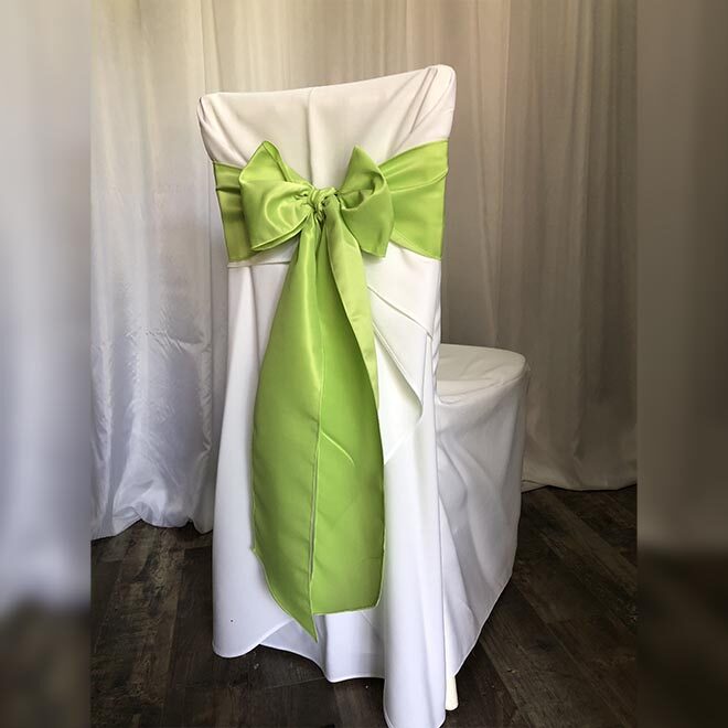 Világos zöld szatén-selyem masnival bérelhető félig szabott székszoknyával