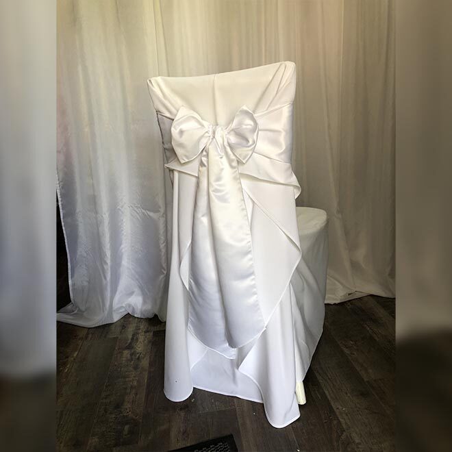 Fehér szatén-selyem masnival bérelhető félig szabott székszoknyával
