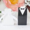 Köszönet ajándék doboz menyasszony és vőlegény formájú fehér papírból szatén szalaggal