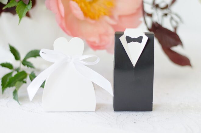 Köszönet ajándék doboz menyasszony és vőlegény formájú fehér papírból szatén szalaggal