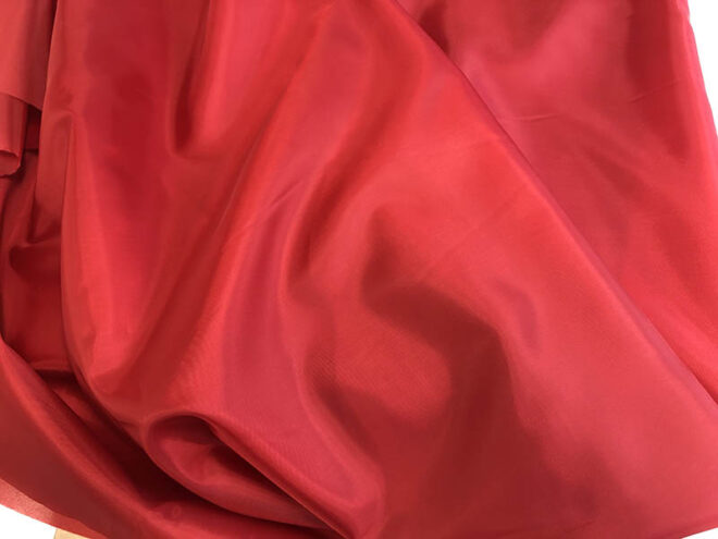 Piros bérelhető 10 méter hosszú 150cm széles szegetlen dekoranyag selyem, vagy dekorselyem