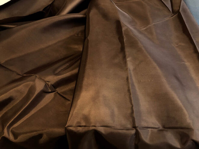 Csokibarna bérelhető 10 méter hosszú 150cm széles szegetlen dekoranyag selyem, vagy dekorselyem