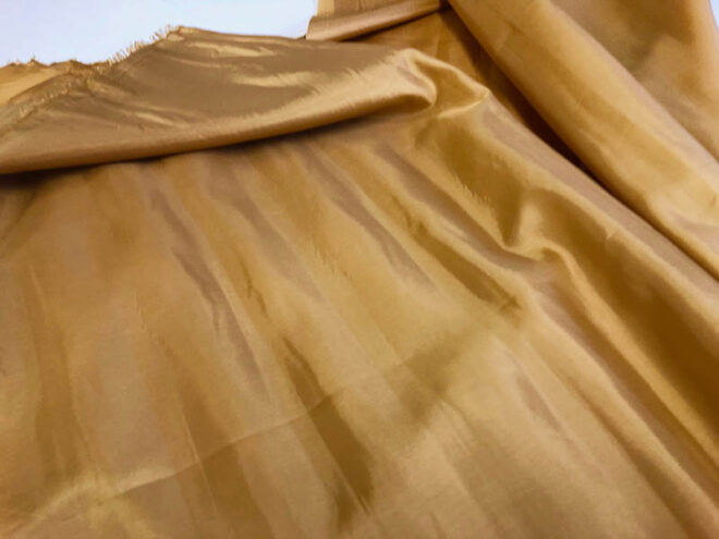 Arany bérelhető 10 méter hosszú 150cm széles szegetlen dekoranyag selyem, vagy dekorselyem