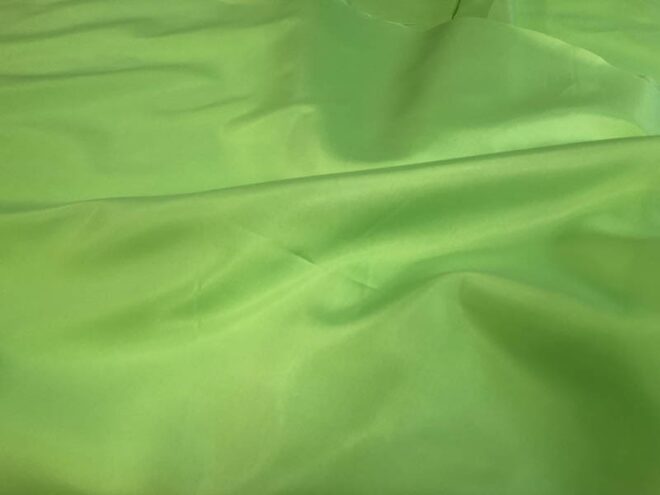 Élénkzöld bérelhető 10 méter hosszú 150cm széles szegetlen dekoranyag selyem, vagy dekorselyem