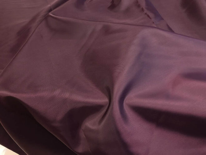 Padlizsán lila bérelhető 10 méter hosszú 150cm széles szegetlen dekoranyag selyem, vagy dekorselyem