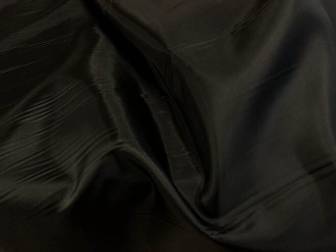 Fekete bérelhető 10 méter hosszú 150cm széles szegetlen dekoranyag selyem, vagy dekorselyem