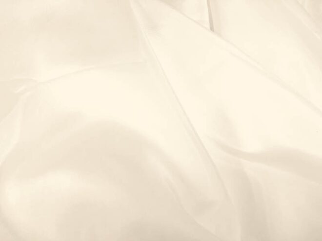 Fehér bérelhető 10 méter hosszú 150cm széles szegetlen dekoranyag selyem, vagy dekorselyem