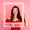 Pink szelfi fotókeret piros Free kiss felirattal