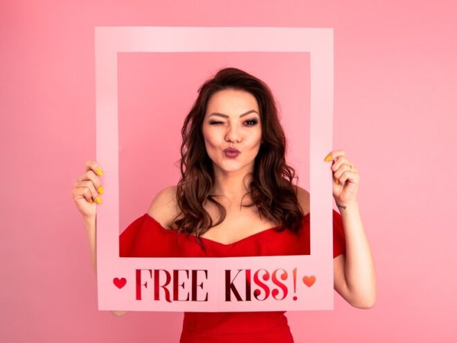 Pink szelfi fotókeret piros Free kiss felirattal