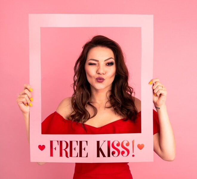 Szelfi fotókeret Free kiss felirattal