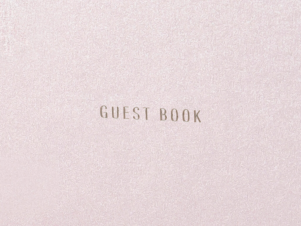 Vendégkönyv púderrózsaszín kötéssel és platina felirattal