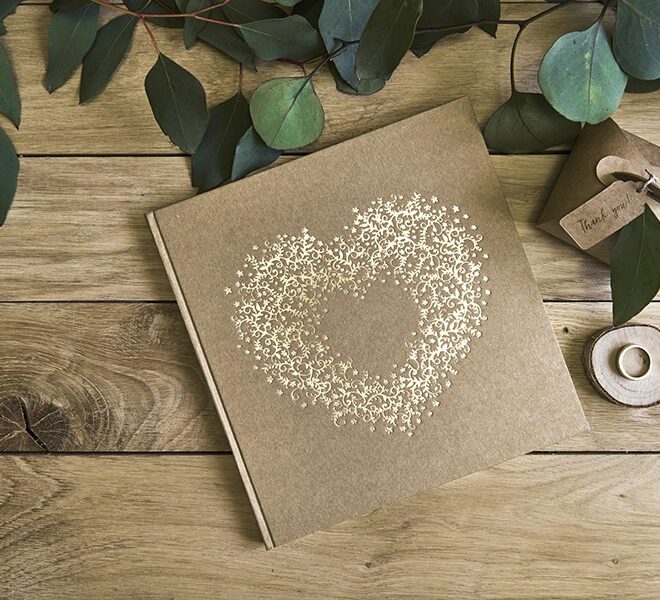 Esküvői vendégkönyv kraft papírból arany szív díszítéssel