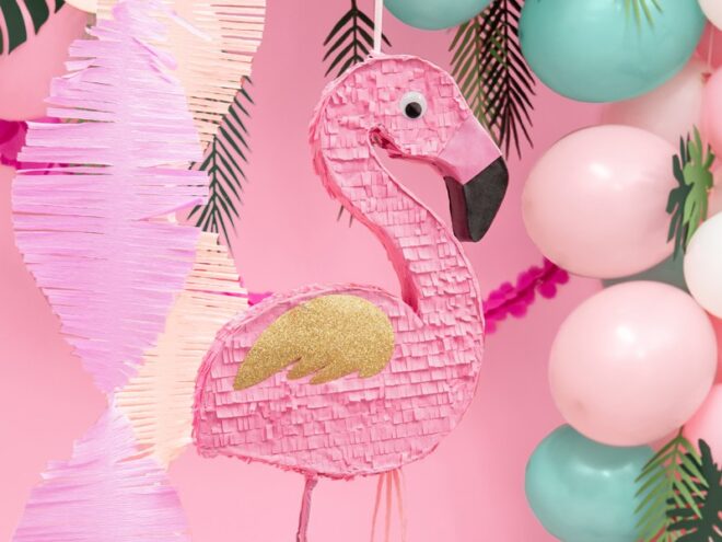 Flamingó alakú pinyata telis-tele finomságokkal.