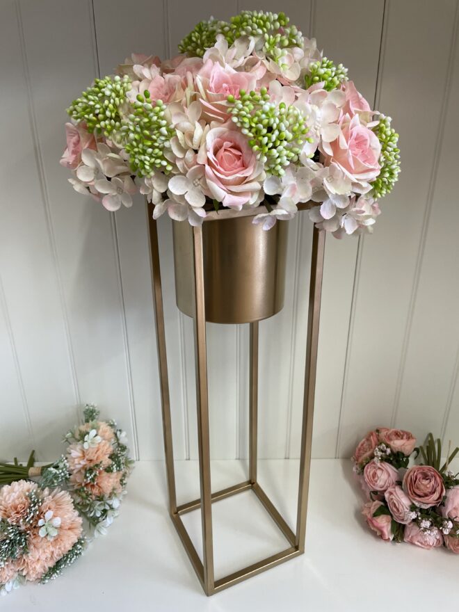 Bérelhető virágtartó állvány asztaldekorációhoz arany színben 50 cm magas