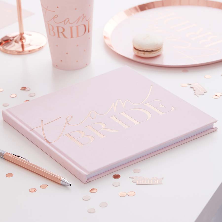 Rózsaszín vendégkönyv lánybúcsúra rose-gold team Bride felirattal