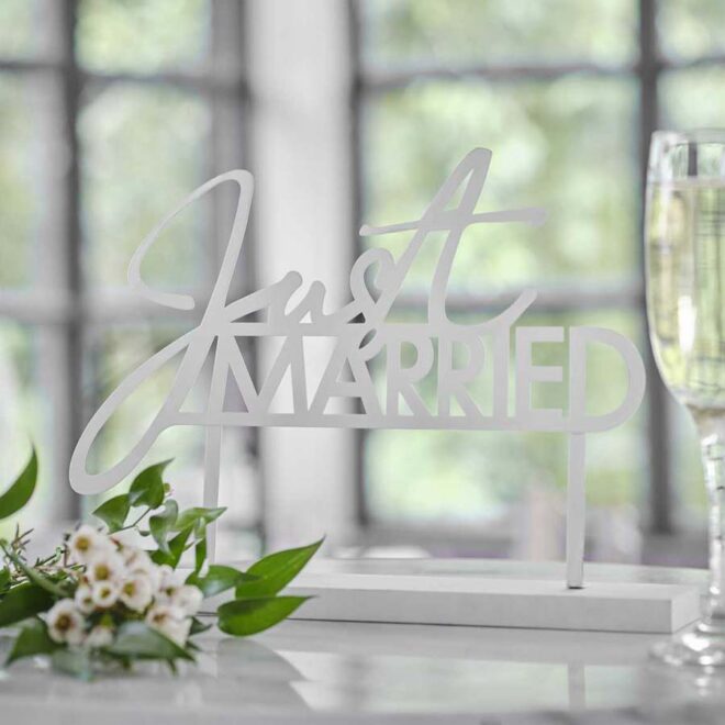 Asztalra helyezhető Just Married felirat fehér színben