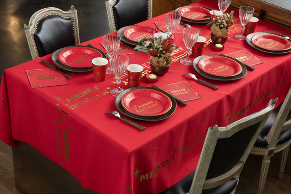 Karácsonyi asztal terítő piros színben, arany merry Christmas felirattal