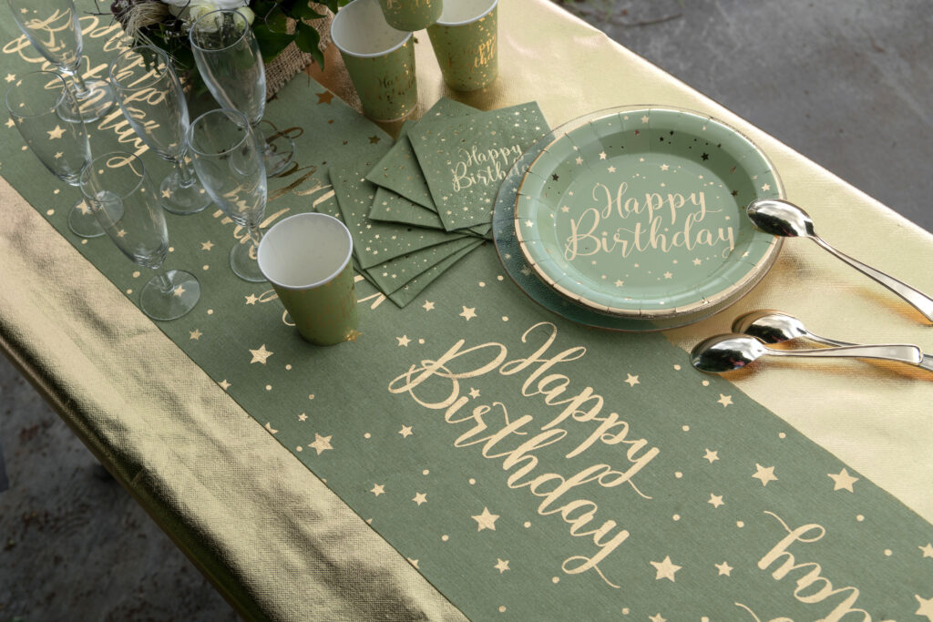 Arany metál Happy birthday feliratos futó szülinapi partyhoz olivazöld színeben