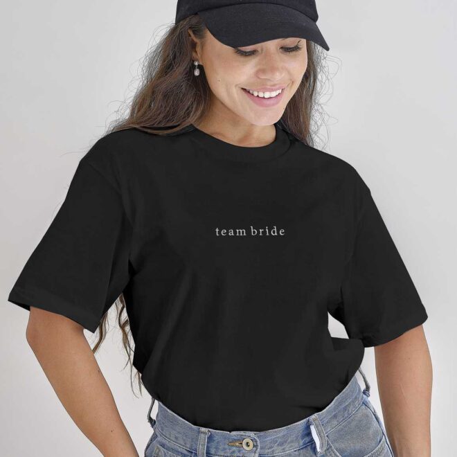 Fekete hímzett team bride feliratú póló több méretben